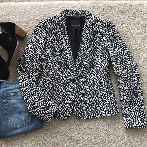 Banana Republic Jackets & Blazers - Banana Republic Black & White Animal Print Blazer
